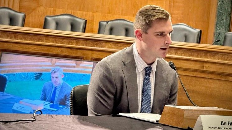 لجنة العمل السياسي الخارقة المرتبطة بـ "تيثر" تشتري إعلاناتها الأولى من شركة أسسها الرئيس التنفيذي الأمريكي للعملة المستقرة