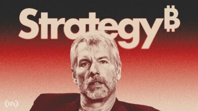 مايكل سايلور يكشف العيب القاتل في حجة بيتر شيف ضد البيتكوين