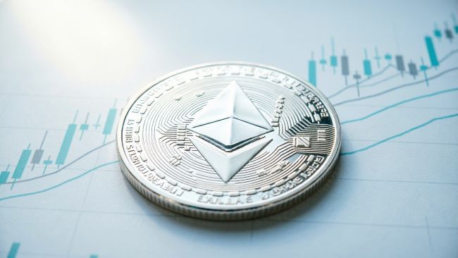 عنوان مترجم: إيثيريوم يحافظ على الدعم الكلي مع ضغط يومي على سعر ETH اليوم