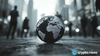 هل يهبط سعر وورلدكوين إلى أدنى مستوى جديد مع اقتران حدود القناة الهابطة بدعم 0.24 دولار؟