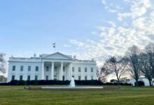 دراسة البيت الأبيض تدعم موقف العملات الرقمية في معركة عوائد العملات المستقرة ضد المصرفيين