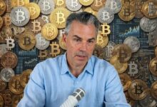 الحيتان تتراكم البيتكوين بوتيرة سريعة قياسية خلال عقد.. تحليل بلومبيرج