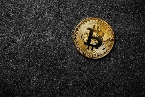 أنثروبيك تحتكر 3.5 جيجاوات من طاقة الذكاء الاصطناعي: معدّنو بيتكوين يبيعون عملاتهم للتحول إلى نفس المجال