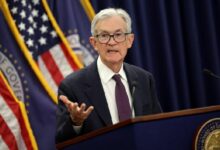 "الاحتياطي الفيدرالي يُبقي على أسعار الفائدة دون تغيير في آخر اجتماع لرئيسه جيروم باول"
