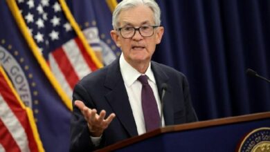 "الاحتياطي الفيدرالي يُبقي على أسعار الفائدة دون تغيير في آخر اجتماع لرئيسه جيروم باول"