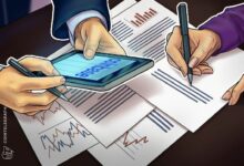 كوين بيز تخسر 400 مليون دولار في الربع الأول، وتراجع الإيرادات يهوي بأسهمها
