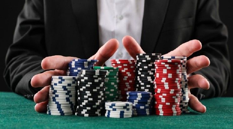 **داخل أسواق التوقعات: بوليماركت يتوسع عالميًا بينما يبتعد سبورتريد عن الرهانات الرياضية**