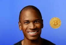 **الملياردير المؤيد للبيتكوين آرثر هايز يتوقع سعرًا مكونًا من 7 أرقام: ويذكر 3 عملات بديلة**