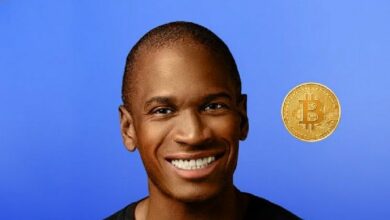 **الملياردير المؤيد للبيتكوين آرثر هايز يتوقع سعرًا مكونًا من 7 أرقام: ويذكر 3 عملات بديلة**