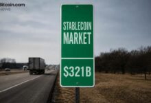 عملات مستقرة تصل إلى 321 مليار دولار من القيمة السوقية حيث تدفقات بقيمة مليار دولار ترفع القطاع إلى مستوى قياسي جديد