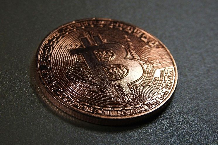 عودة الخوف تهوي بصناديق البيتكوين المتداولة إلى خسائر نصف مليار دولار