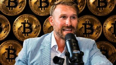 محلل بلومبرغ: "مستثمرو التجزئة يهربون من البيتكوين، بينما وول ستريت تخزنه بهدوء"