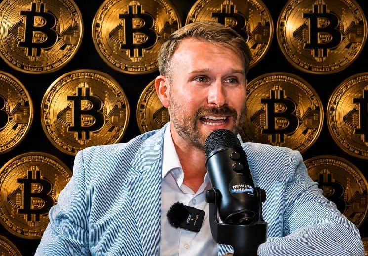 محلل بلومبرغ: "مستثمرو التجزئة يهربون من البيتكوين، بينما وول ستريت تخزنه بهدوء"