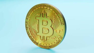محلل يتوقع انخفاض سعر البيتكوين إلى 52,000 دولار بعد تشكيل نموذج الرأس والكتفين