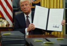 القيادة المركزية الأمريكية تضرب ناقلتين إيرانيتين في خليج عمان، مما يُحدث موجة تصفية في العملات المشفرة