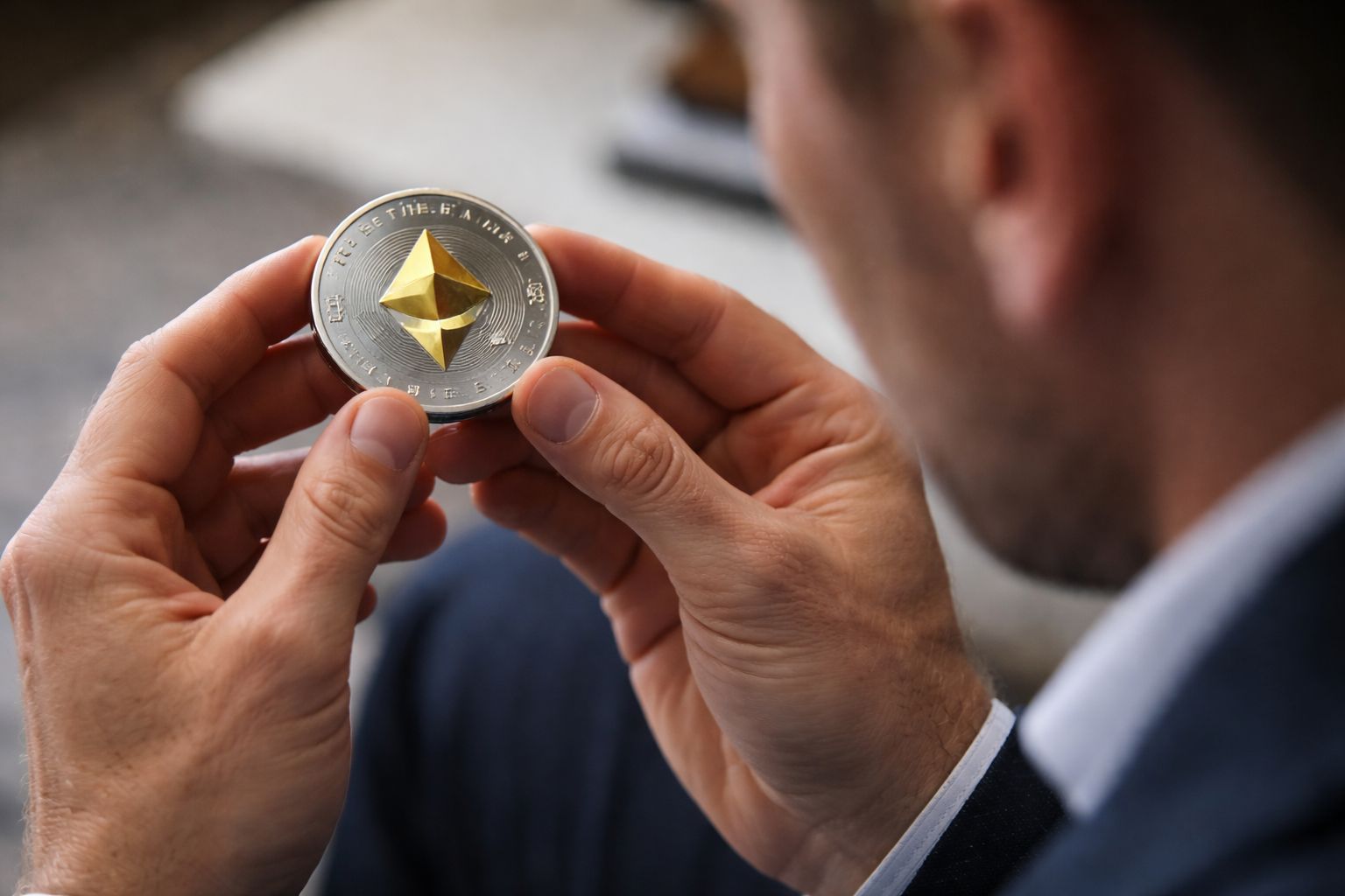 إيثريوم تتداول بثبات فوق 2300 دولار رغم ضعف الطلب التجزئي