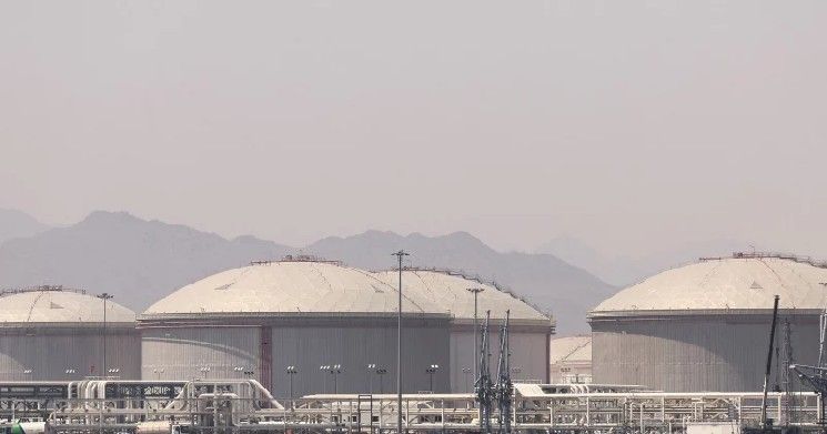 النفط يرتفع بأكثر من 2% مع إضعاف الضربات الأمريكية في إيران لآمال اتفاق السلام