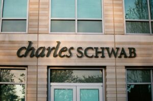 شواب ينضم لسباق أسواق التنبؤ عبر خيارات S&P 500 المرتبطة بالأحداث: وول ستريت جورنال