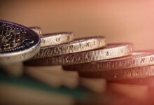 **أثناء الانخفاض اليوم، عملة مستقرة (ستيبل كوين) يجب أن تكون مرتبطة بـ 1 دولار تفقد ربطها وتستمر في الهبوط**