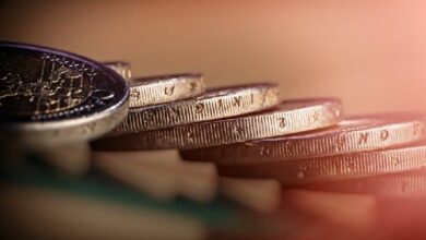 **أثناء الانخفاض اليوم، عملة مستقرة (ستيبل كوين) يجب أن تكون مرتبطة بـ 1 دولار تفقد ربطها وتستمر في الهبوط**