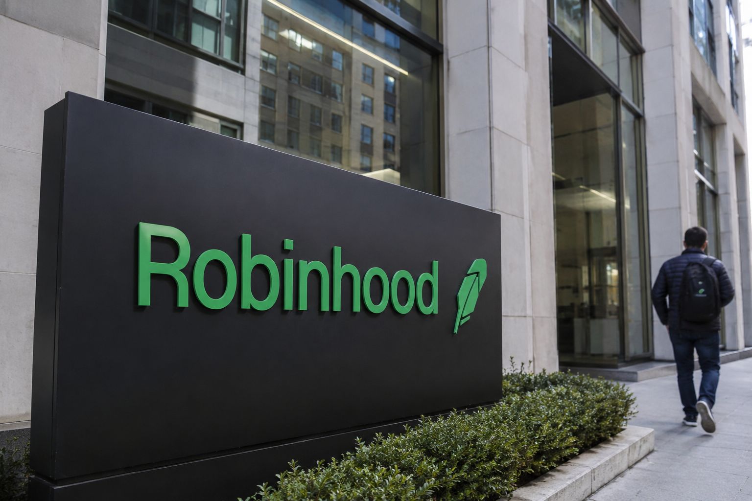تتجه أرباح أسهم "Robinhood" صعودًا بدعم من المحللين رغم تسريح الموظفين