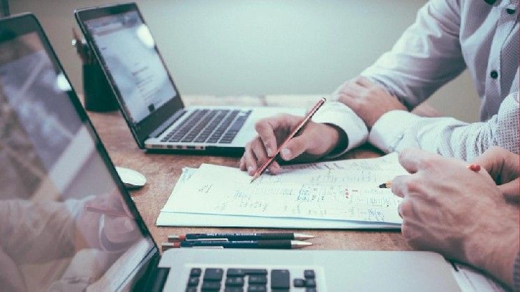 التحول الكبير: المستثمرون يهجرون الأسهم السبعة العظيمة والتشفير لصالح اختناقات الذكاء الاصطناعي