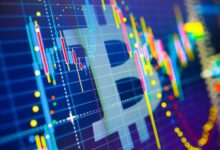 بيتكوين يلامس أدنى مستوى في 20 شهراً، وإيثريوم ودوجكوين وXRP تتراجع: محلل يحدد "ساحة معركة حقيقية" لـ BTC المنهكة وسط "خوف شديد"