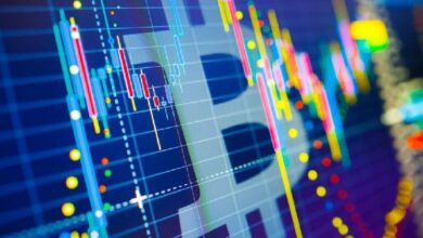 بيتكوين يلامس أدنى مستوى في 20 شهراً، وإيثريوم ودوجكوين وXRP تتراجع: محلل يحدد "ساحة معركة حقيقية" لـ BTC المنهكة وسط "خوف شديد"