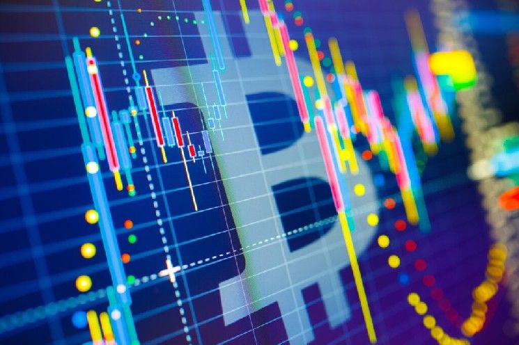 بيتكوين يلامس أدنى مستوى في 20 شهراً، وإيثريوم ودوجكوين وXRP تتراجع: محلل يحدد "ساحة معركة حقيقية" لـ BTC المنهكة وسط "خوف شديد"