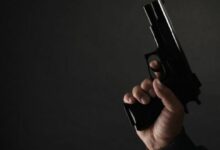 مسلحون يقتحمون منزلاً ويطالبون بالوصول إلى العملات الرقمية في عملية احتيال تحت غطاء توصيل الطعام