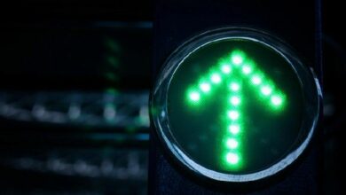 بعد تصريحات وارش، عملات إيثر وسولانا ودوجكوين ترتفع وبتكوين يتجاوز 60 ألف دولار