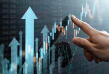 إيثيريوم وسولانا يواصلان الارتفاع مع صعود بيتكوين نحو 62,000 دولار بفعل ضغط البائعين على المكشوف