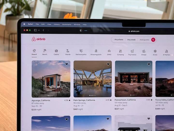 مدير Airbnb التنفيذي يعلن اختراق حسابه على X ونشر محتوى زائف بالذكاء الاصطناعي حول الترميز
