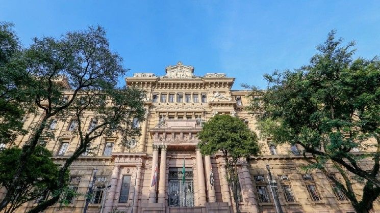 محكمة ساو باولو تقضي ضد كوين بيز في قضية تاريخية تتعلق باختراق الحفظ الذاتي بقيمة 100 ألف دولار
