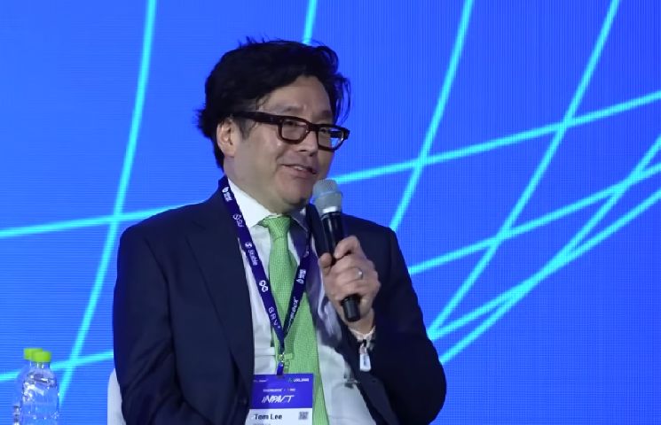 "محلل Fundstrat يكتشف إشارة قاع رئيسية لسوق العملات الرقمية"