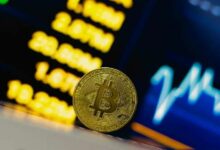 ارتفاع حاد في البيتكوين والعملات البديلة، لكن محللًا يحذر: هذه المستويات قد تشعل تحركات كبرى