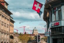 نموذج التنظيم الذاتي في سويسرا: كيف بنى إطارًا للعملات المشفرة يستحق المتابعة