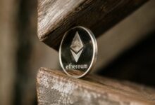 هل يمكن أن يستعيد سعر إيثريوم مستوى 2500 دولار مع تصارع طلب الصناديق المتداولة مع جني الأرباح؟