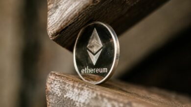 هل يمكن أن يستعيد سعر إيثريوم مستوى 2500 دولار مع تصارع طلب الصناديق المتداولة مع جني الأرباح؟