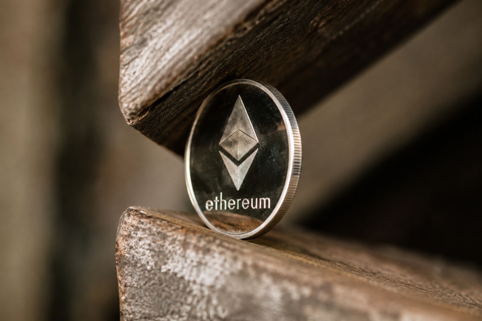 هل يمكن أن يستعيد سعر إيثريوم مستوى 2500 دولار مع تصارع طلب الصناديق المتداولة مع جني الأرباح؟