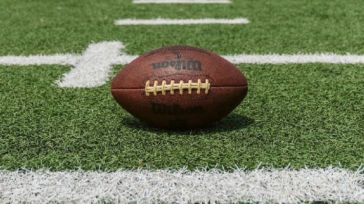 عادَةُ دوري كرة القدم الأمريكي إلى درافتكينغز وفان دويل، وما زال يتجنب أسواق التوقعات
