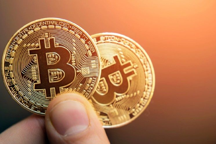 نمط "الرأس والكتفين" يظهر على مخطط سعر البيتكوين: لماذا يُعد 67,200 دولار المستوى الحاسم القادم للمراقبة