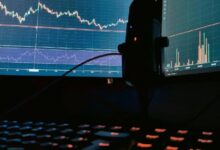 بيتكوين يرتفع فوق 64,000 دولار بينما تتراجع معظم العملات الرقمية