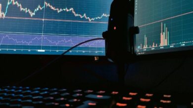 بيتكوين يرتفع فوق 64,000 دولار بينما تتراجع معظم العملات الرقمية