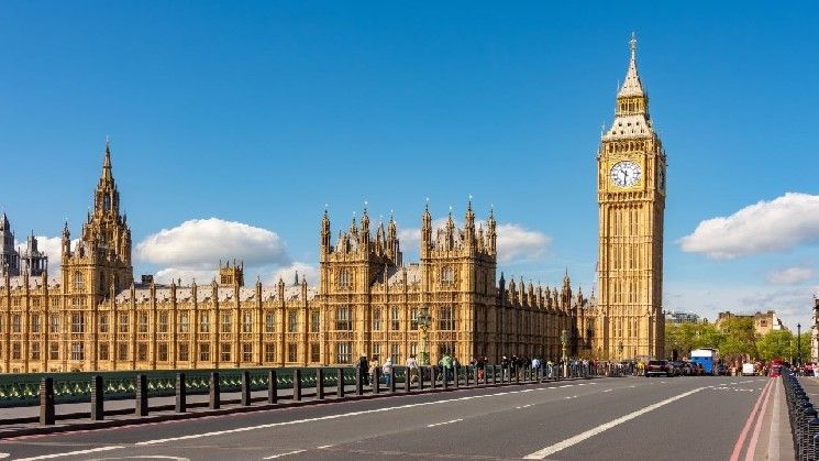 تحقيق الأخلاقيات يستأنف بعد فوز فاراج المؤيد للعملات المشفرة في الانتخابات الفرعية