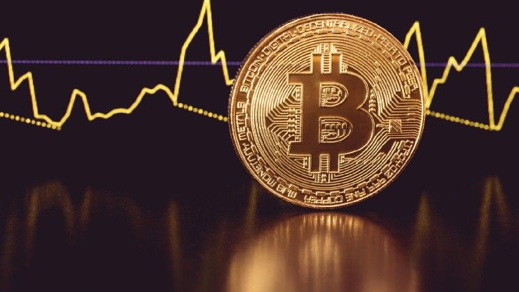 بيتكوين تستهدف 67,000 دولار مع تشكل قاع محتمل