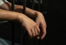 مهدد بالاعتقال عبر الإنترنت؟ كيف تتعرف على عمليات احتيال انتحال صفة رجال القانون