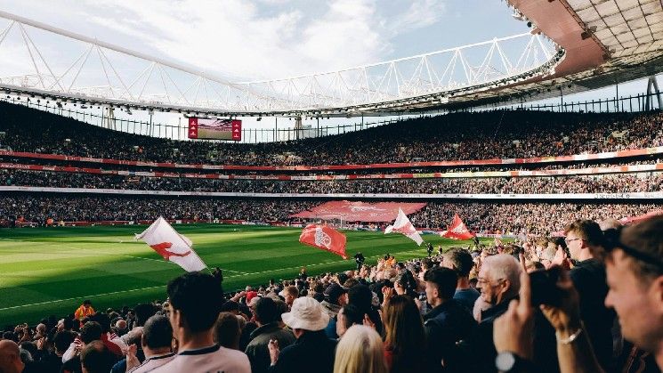 وكالة الجريمة البريطانية تجمّد حسابًا بقيمة 13.5 مليون دولار في الدوري الممتاز ضمن تحقيق في جرائم العملات المشفرة