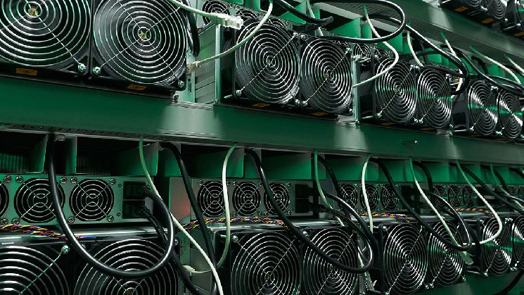 عُمال تعدين البيتكوين يحصدون مليار دولار في أغسطس، لكن آلام النصف لا تزال قائمة
