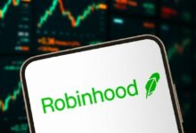 روبن هود تشين تسجل رقمًا قياسيًا بـ875 مليون دولار في حجم تداول DEX مع صعود الأسهم المرمزة